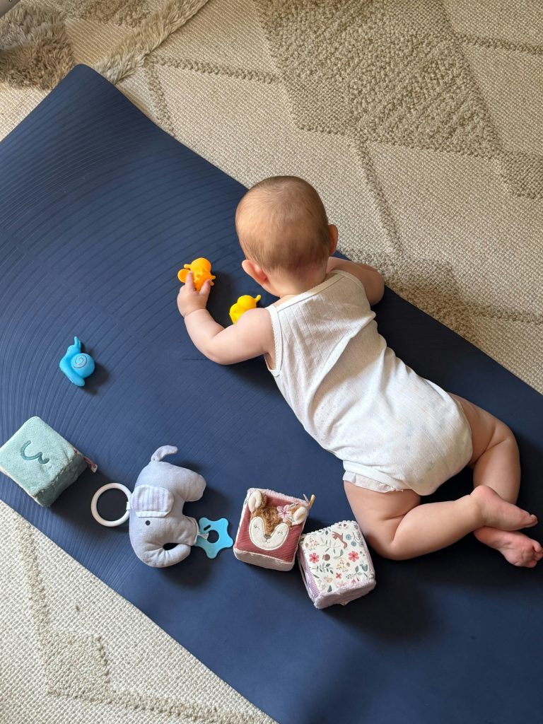 Bukan Sekedar Bermain! Ini Alasan Bayi 1 Tahun Sangat Membutuhkan Mainan Sensori