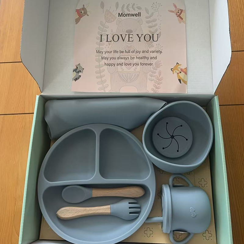 Momwell Set Alat Makan Silikon Bayi 8 in 1 Kado Melahirkan Baby Gift Set - Gambar 3